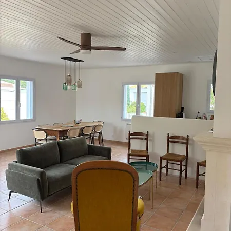 Renovated House 150m From 400m Centre فيلة