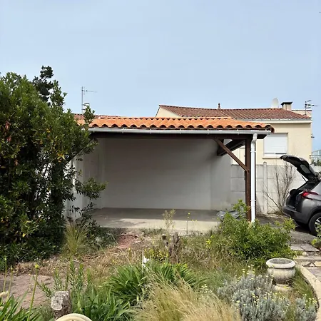 Renovated House 150m From 400m Centre فيلة