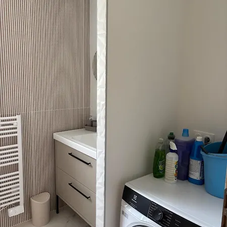 Renovated House 150m From 400m Centre