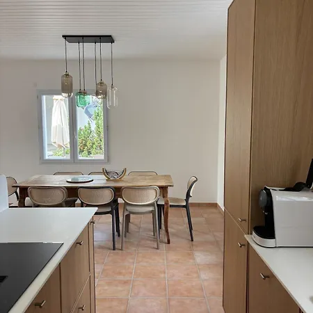 Renovated House 150m From 400m Centre